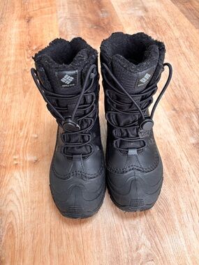Columbia Kids Black Insulated Snow Boots with Bungee Lacing